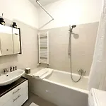 شقة New Furnished, Exclusive Large Flat In Center, 30min To Airport